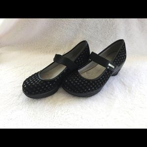 Women’s black J41 AdventureOn clogs